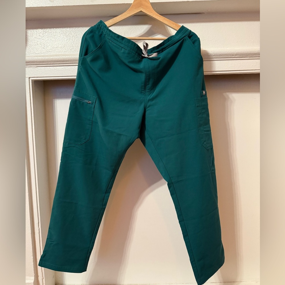 Figs, Petite Lg, Hunter Green cargo scrub pants.